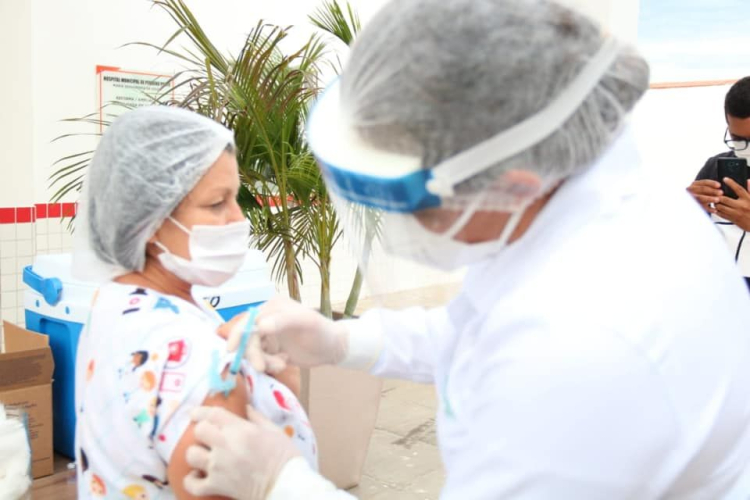 A primeira pessoa a ser vacinada em Granito contra a Covid