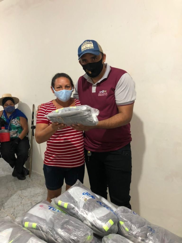 Entrega de fardamentos aos garis do município.