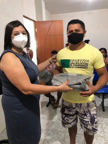 Entrega de fardamentos aos garis do município.