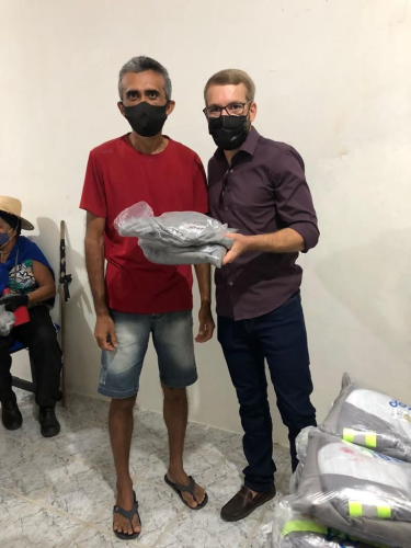 Entrega de fardamentos aos garis do município.