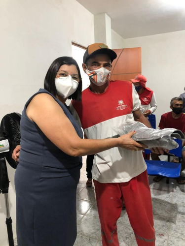 Entrega de fardamentos aos garis do município.