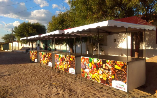 Entrega de barracas aos feirantes.