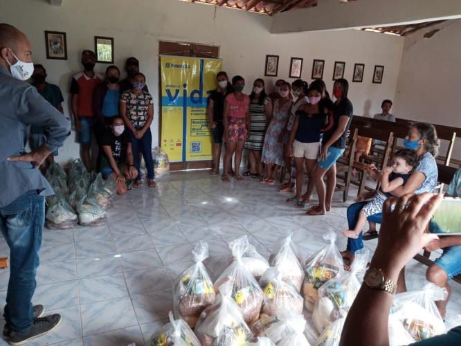 Entrega de 50 cestas básicas