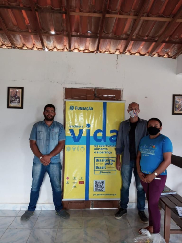 Entrega de 50 cestas básicas