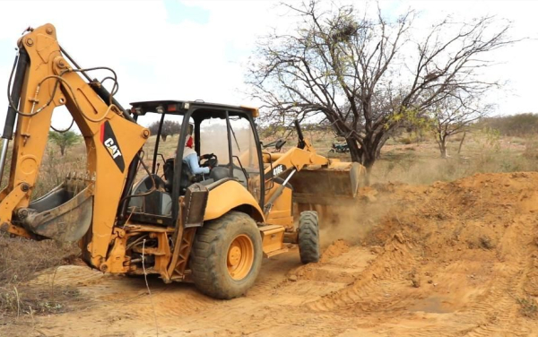 EM GRANITO PREFEITURA RECUPERA AÇUDES E BARREIROS DA ZONA RURAL.