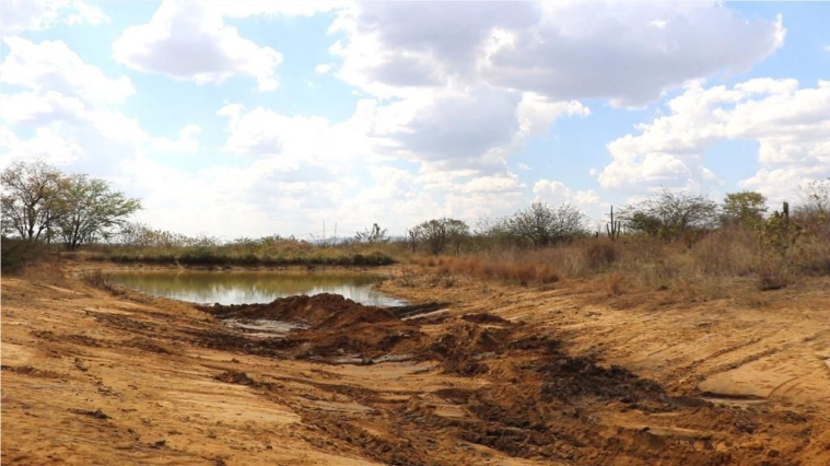 EM GRANITO PREFEITURA RECUPERA AÇUDES E BARREIROS DA ZONA RURAL.