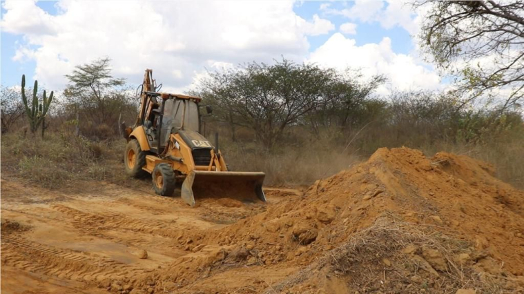 EM GRANITO PREFEITURA RECUPERA AÇUDES E BARREIROS DA ZONA RURAL.