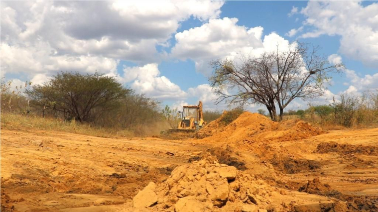 EM GRANITO PREFEITURA RECUPERA AÇUDES E BARREIROS DA ZONA RURAL.