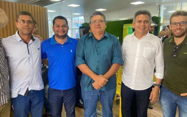 JOÃO BOSCO VISITA A FEIRA DA AGRICULTURA FAMILIAR EM EXU AO LADO DOS DEPUTADOS DORIEL BARROS E CARLOS VERAS