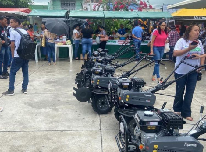 JOÃO BOSCO VISITA A FEIRA DA AGRICULTURA FAMILIAR EM EXU AO LADO DOS DEPUTADOS DORIEL BARROS E CARLOS VERAS