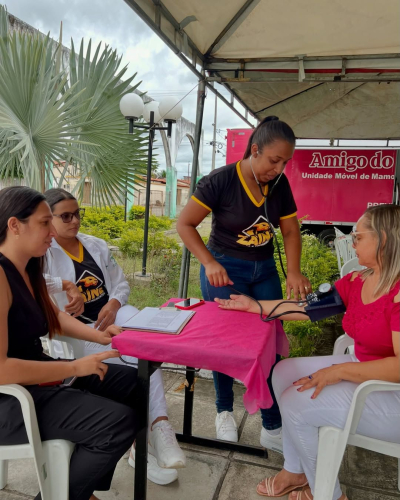 Carreta do “Amigos do Peito” realiza atendimentos em Granito