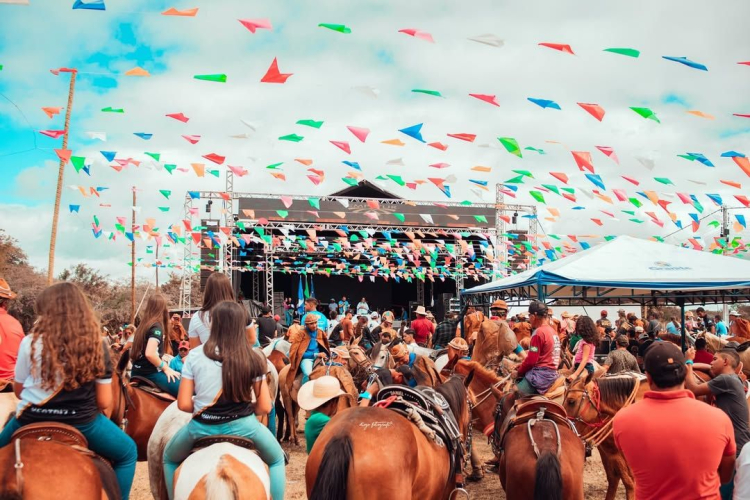 Cavalgada Rosalvo Xavier emociona público na programação do São João 2025 em Granito